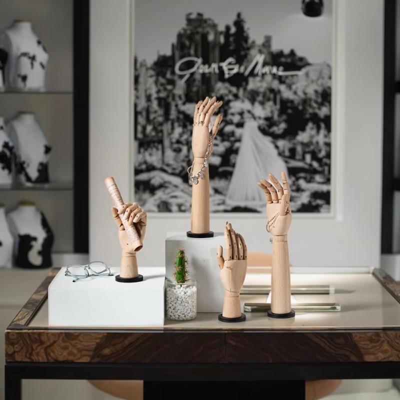 Body Jewelry In Store - Solidny drewniany manekin ręka do ekspozycji
