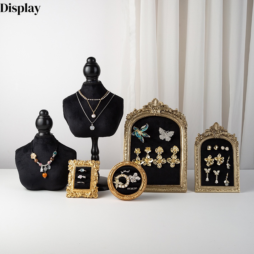Body Jewelry In Store - Czarny aksamitny manekin do ekspozycji biżuterii,